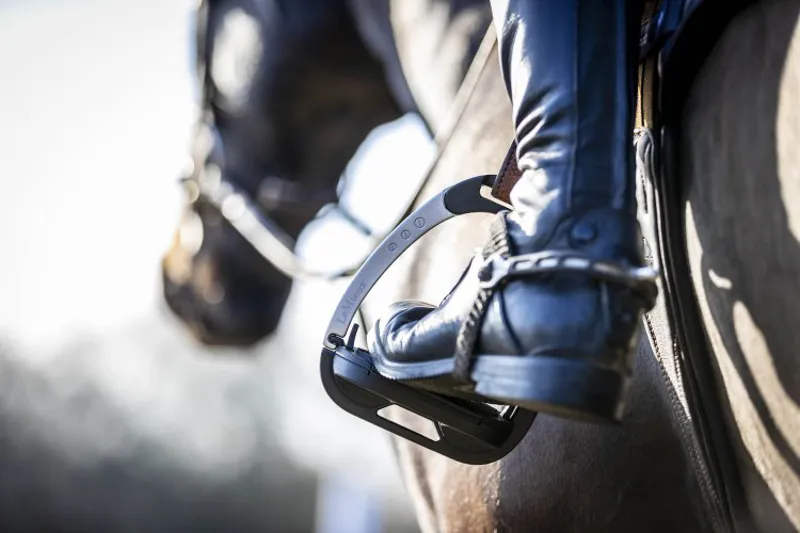 LeMieux Vector Balance Stirrup Aluminium/Black-3